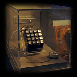 Een foto van de Blue box, een apparaatje waarmee gratis vanuit telefooncellen kon worden gebeld, gemaakt door Steve Wozniak